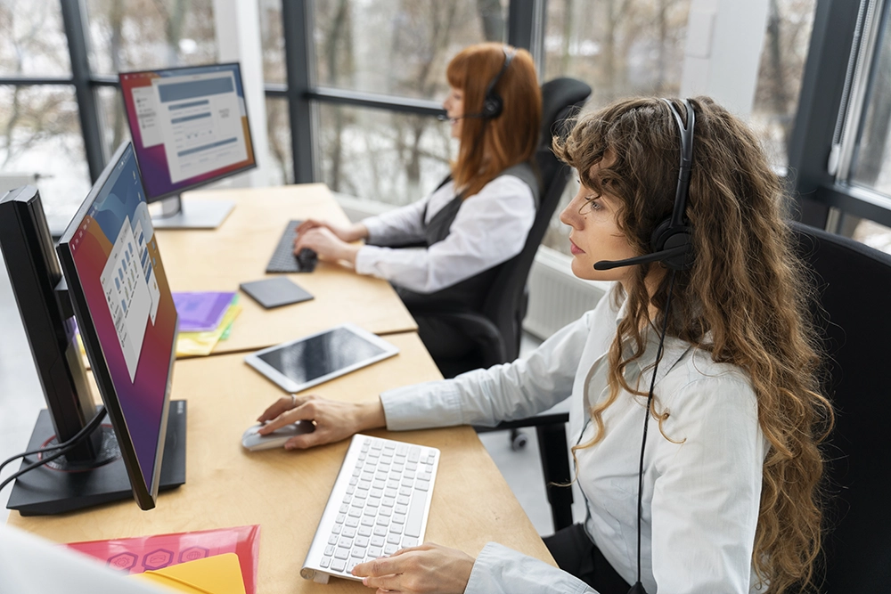 Femmes travaillent au call avec un télephonie VOIP