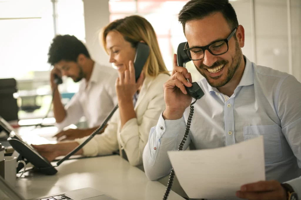 Un groupe de personnes en appel dans la même entreprise